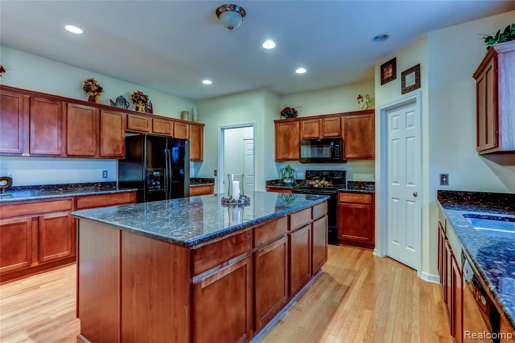47770 Gloede Road Macomb, MI 48044 - Photo 3 of 27