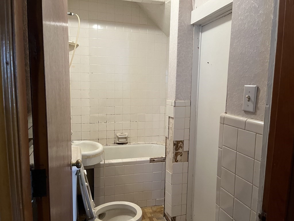 68 Suffolk Street Worcester, MA 01604 - Photo 8 of 24