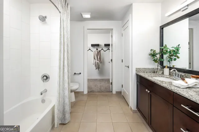 a en suite bathroom with a double vanity sink and a mirror