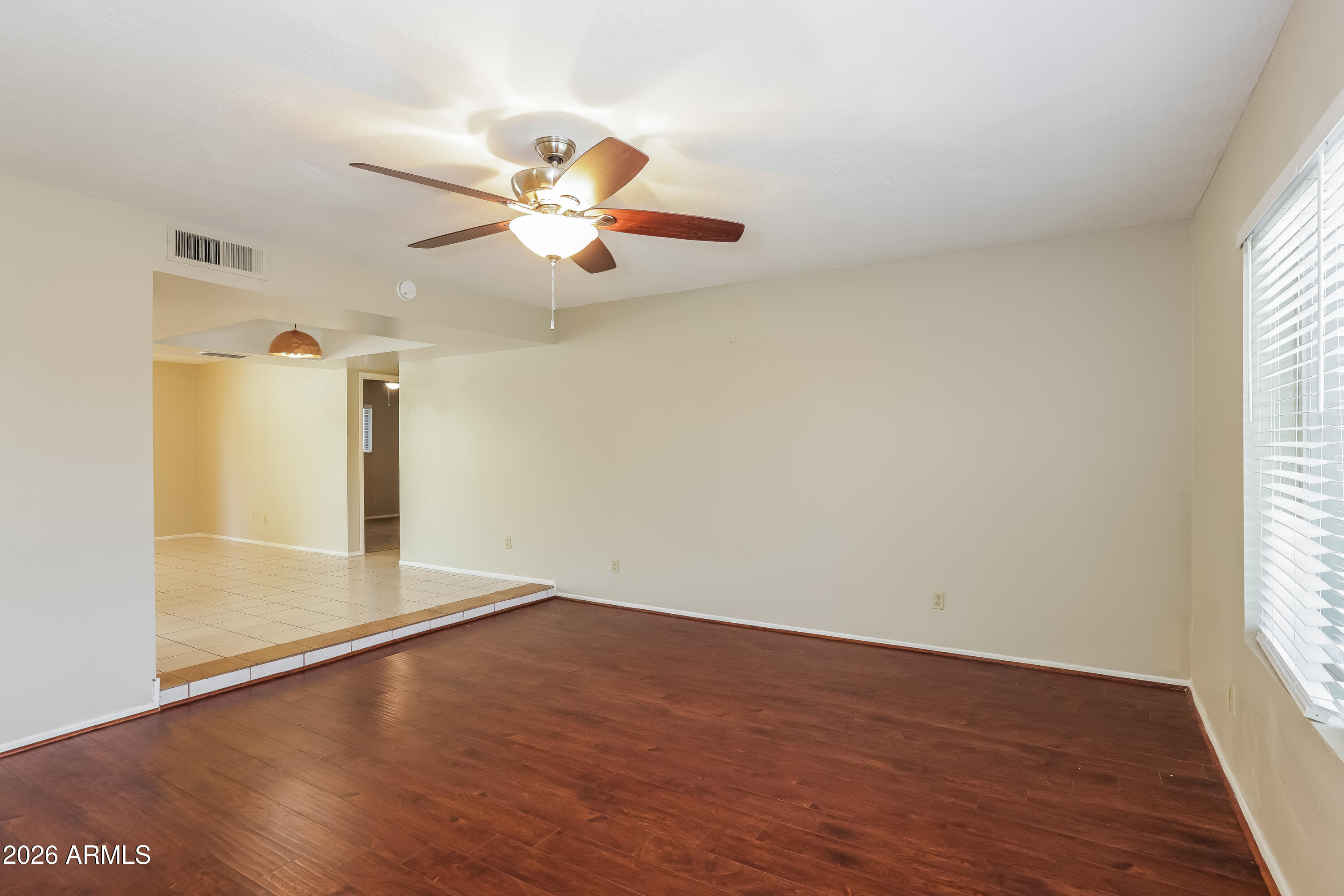 5620 West Hearn Road Glendale, AZ 85306 - Photo 5 of 15 1006311.5620 W HEARN RD - Living Room