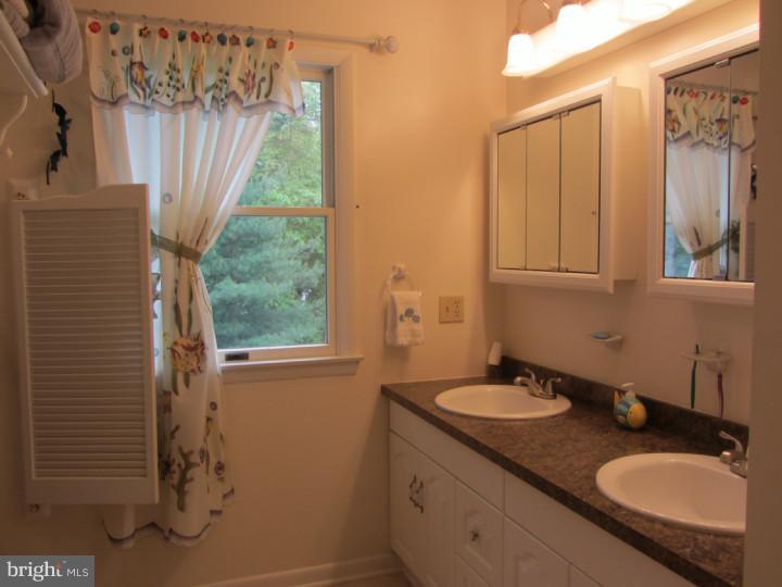 3 Pomona Court Cinnaminson, NJ 08077 - Photo 17 of 24 Hallway