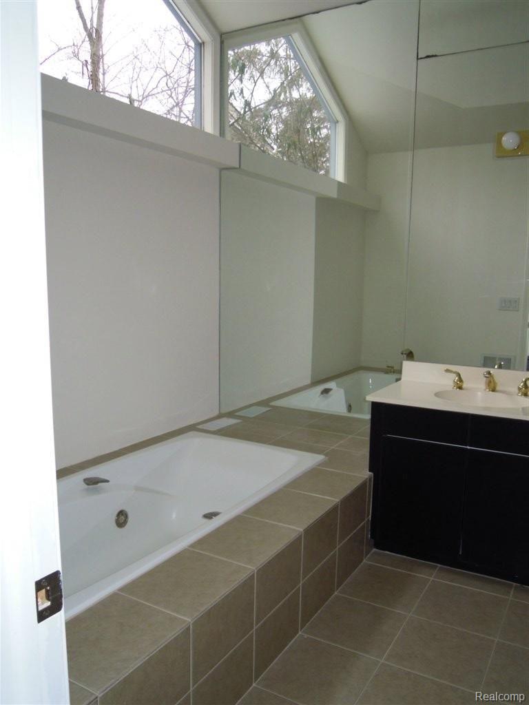 4888 Rolling Ridge Road West Bloomfield, MI 48323 - Photo 17 of 25 Master bath 2