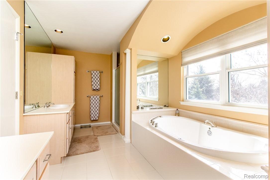 24555 Jamestowne Road Novi, MI 48375 - Photo 23 of 38 24555 Jamestowne (21 of 38).jpg