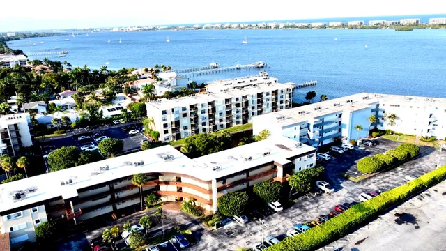 $1,800 | 200 Waterway Drive South, Unit 307, Lantana, FL 33462