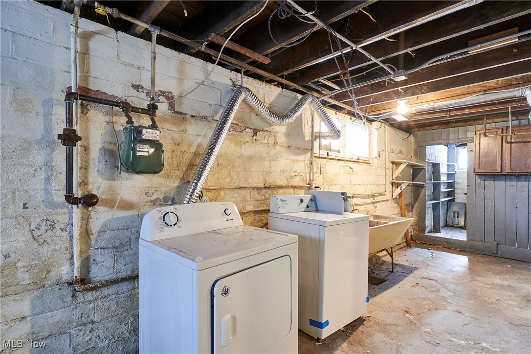 2152 Middlefield Road Cleveland, OH 44106 - Photo 38 of 50 Washroom featuring separate washer and dryer