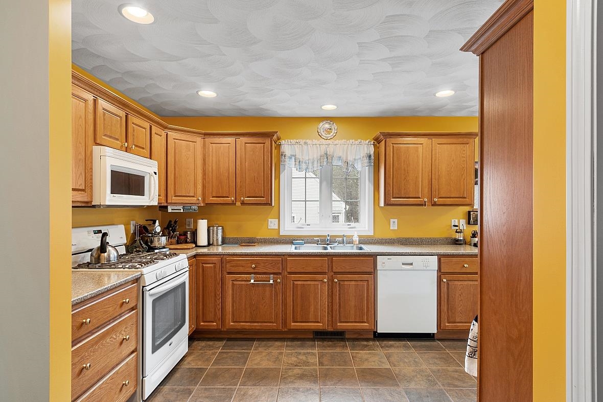48 Hadleigh Road Windham, NH 03087 - Photo 4 of 39