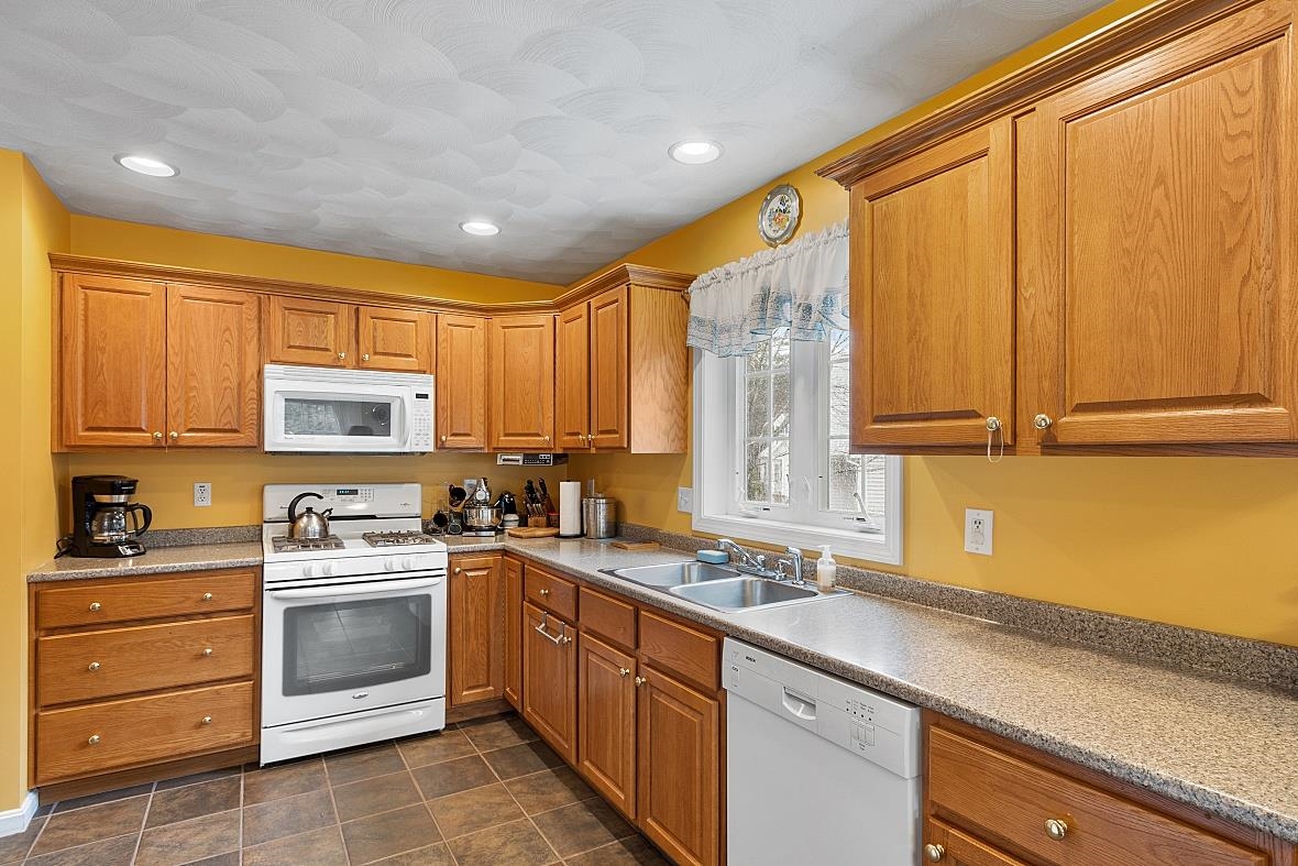 48 Hadleigh Road Windham, NH 03087 - Photo 5 of 39