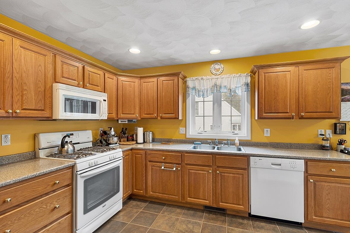 48 Hadleigh Road Windham, NH 03087 - Photo 6 of 39