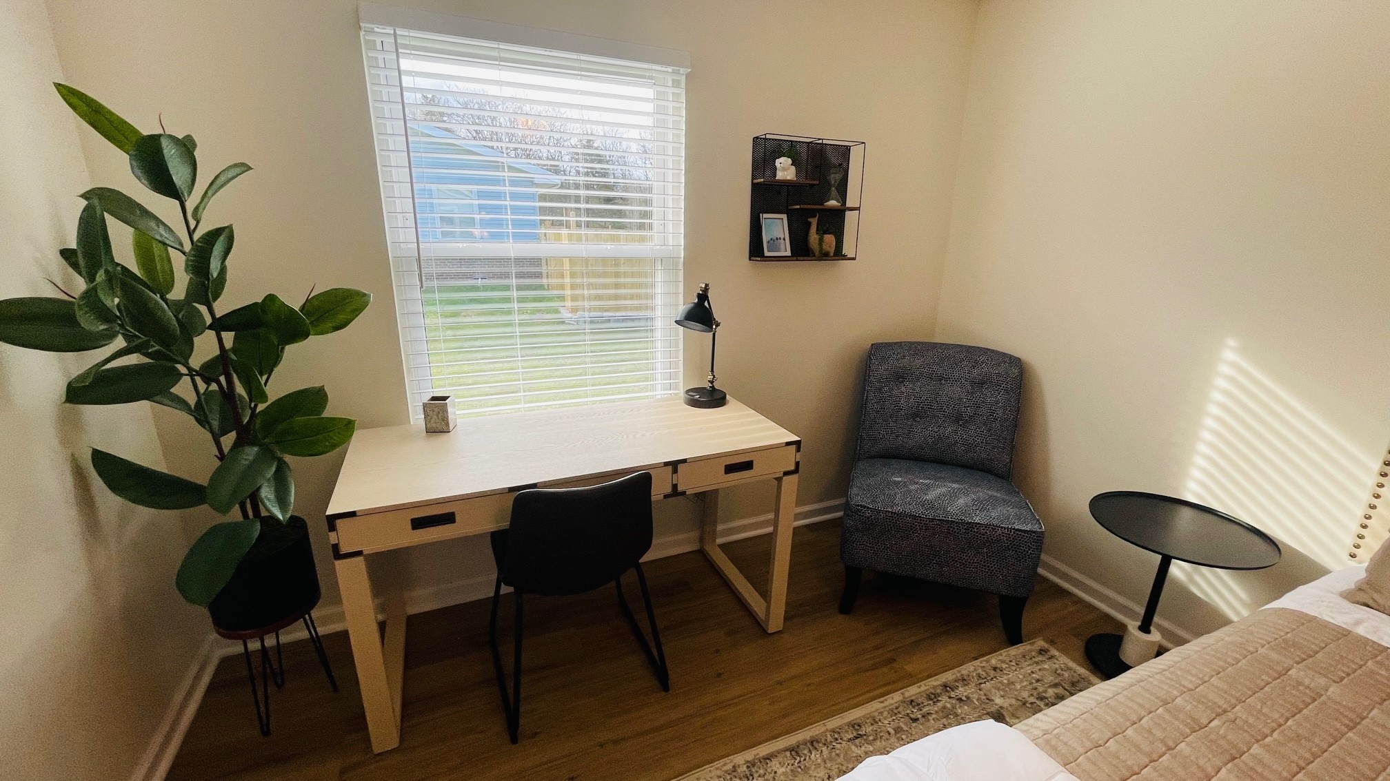 7526 Roundtree Avenue Murfreesboro, TN 37129 - Photo 24 of 67 a work room with furniture and a potted plant
