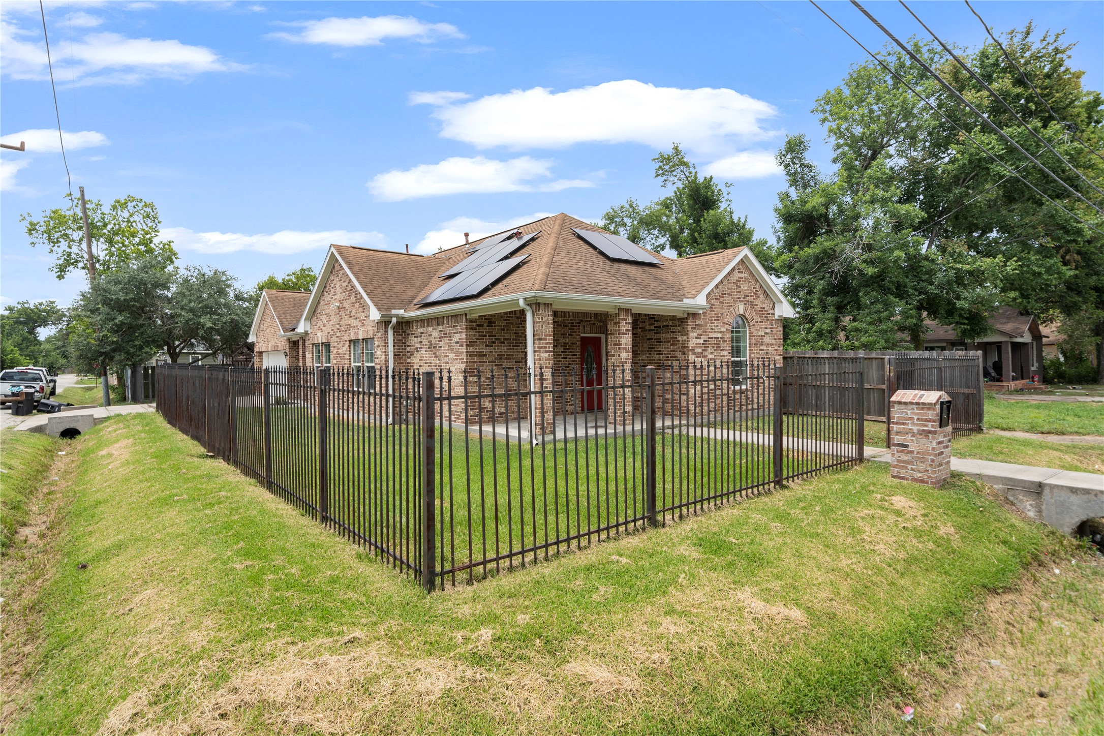 3001 Wayne Street Houston, TX 77026 - Photo 24 of 31 Rod iron fence fully encloses the property for privacy and security