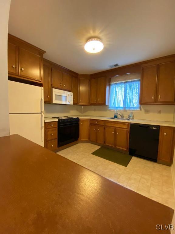916 Cold Spring Road, Unit 12 Allentown, PA 18103 - Photo 12 of 24 spacious kitchen