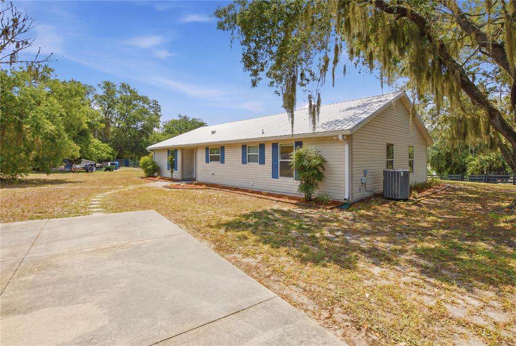 16723 Southeast 173rd Terrace Road Weirsdale, FL 32195 - Photo 35 of 43