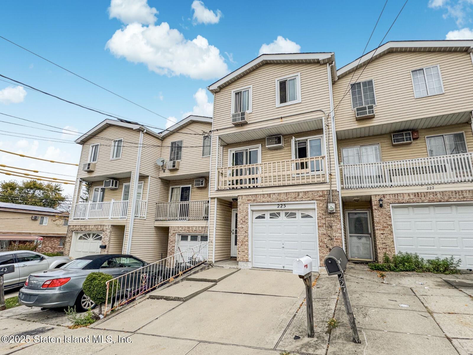 225 Wellbrook Avenue Staten Island, NY 10314 - Photo 34 of 40 Photo Oct 28 2025, 6 08 22 PM
