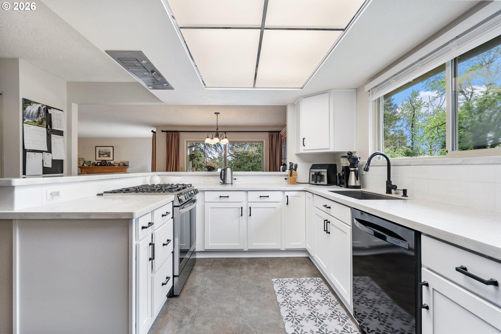 1941 Kilkenny Road Lake Oswego, OR 97034 - Photo 3 of 24 Gallery Image 3