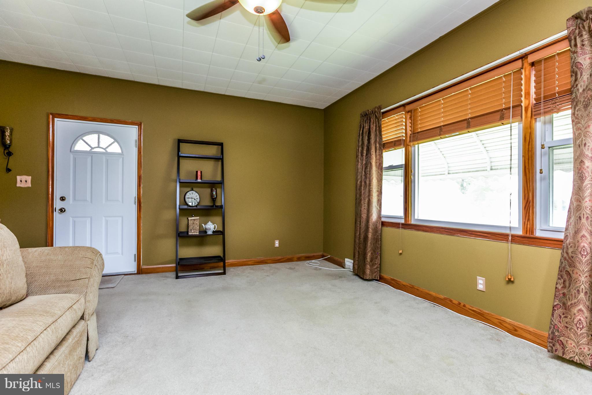 2804 Garnet Road Baltimore, MD 21234 - Photo 4 of 23 Living Room