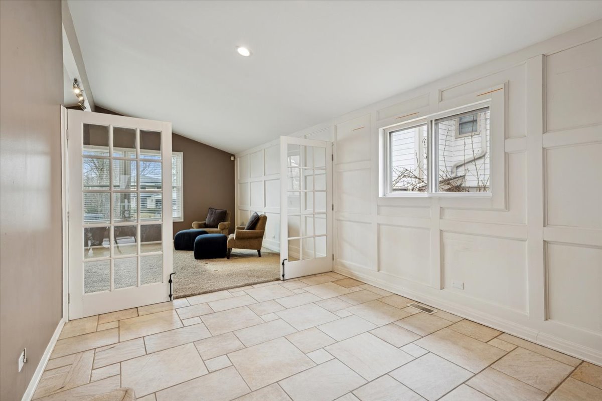 1908 McCraren Road Highland Park, IL 60035 - Photo 13 of 37 a living room with furniture