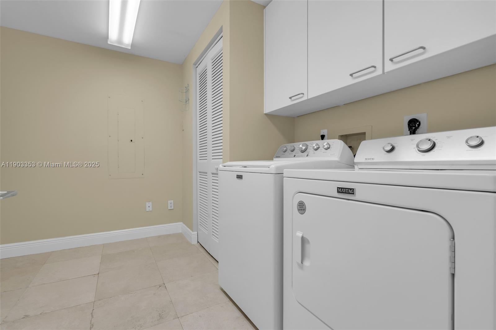 791 Crandon Boulevard, Unit 1402 Key Biscayne, FL 33149 - Photo 40 of 56 a utility room with dryer and washer