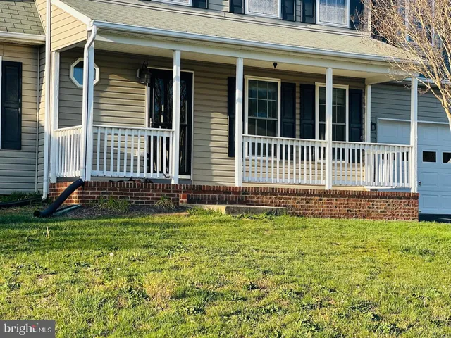 a view of a house with backyard and porch