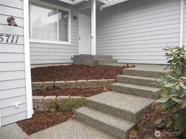$2,895 | 5711 10th Avenue West, Everett, WA 98203
