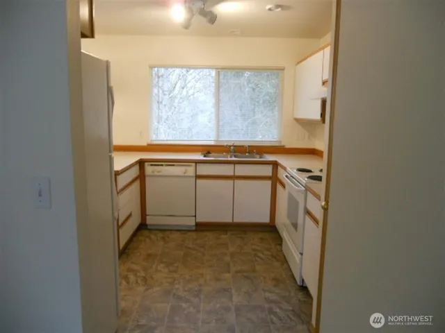 $2,895 | 5711 10th Avenue West, Everett, WA 98203