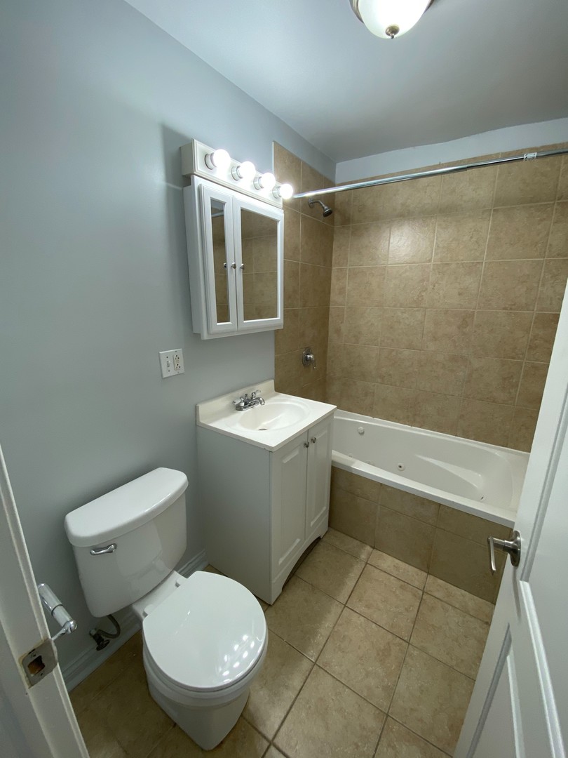 7616 North Marshfield Avenue, Unit 509 Chicago, IL 60626 - Photo 11 of 13 a bathroom with a toilet a sink and bathtub