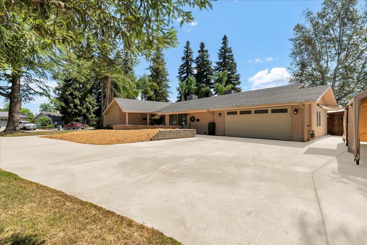 30960 Tower Road Visalia, CA 93292 - Photo 8 of 76 a front view of a house with a yard and garage