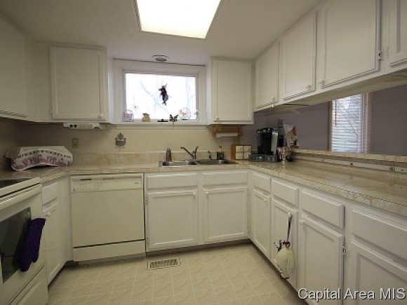41 Country Place Springfield, IL 62703 - Photo 11 of 20
