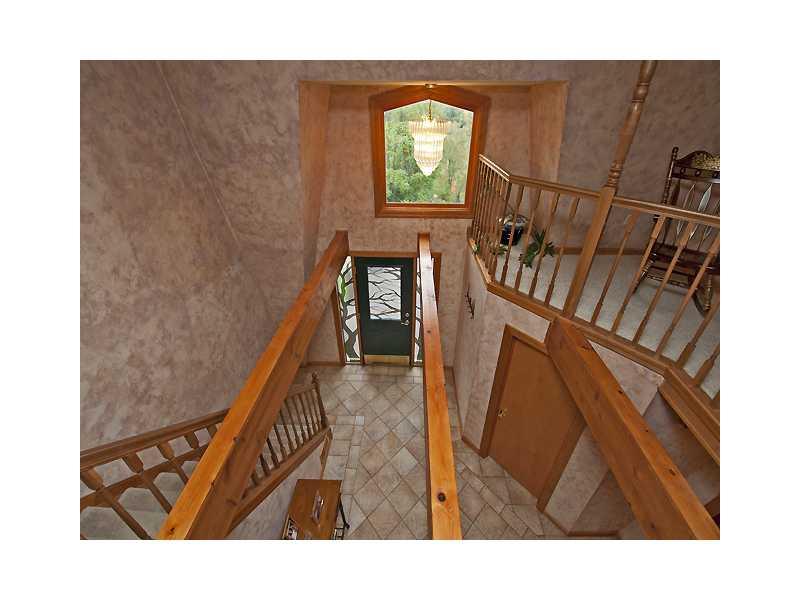 332 Country Club Road Washington, PA 15301 - Photo 8 of 24 Entry/Foyer. View of foyer from 2nd floor loft