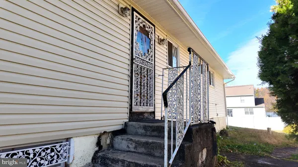 a view of entryway with a front door