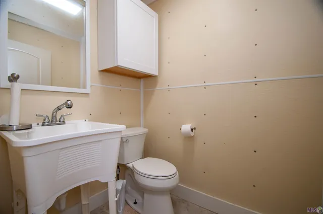 $995,000 | 102 Constantin Drive, Golden Meadow, LA 70357