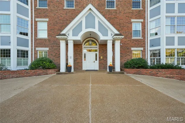 $399,000 | 450 East Lockwood Avenue, Unit 303, Webster Groves, MO 63119