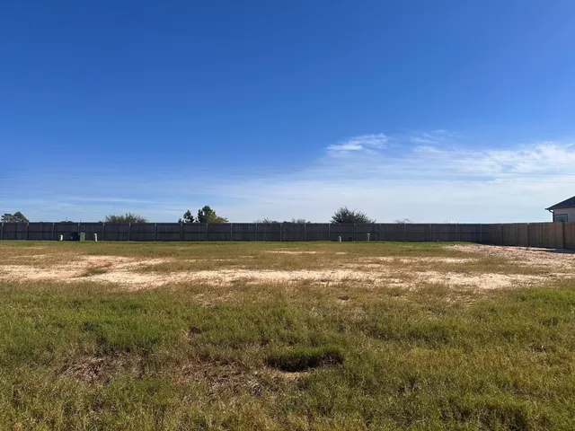 a sign that is sitting on the side of a road