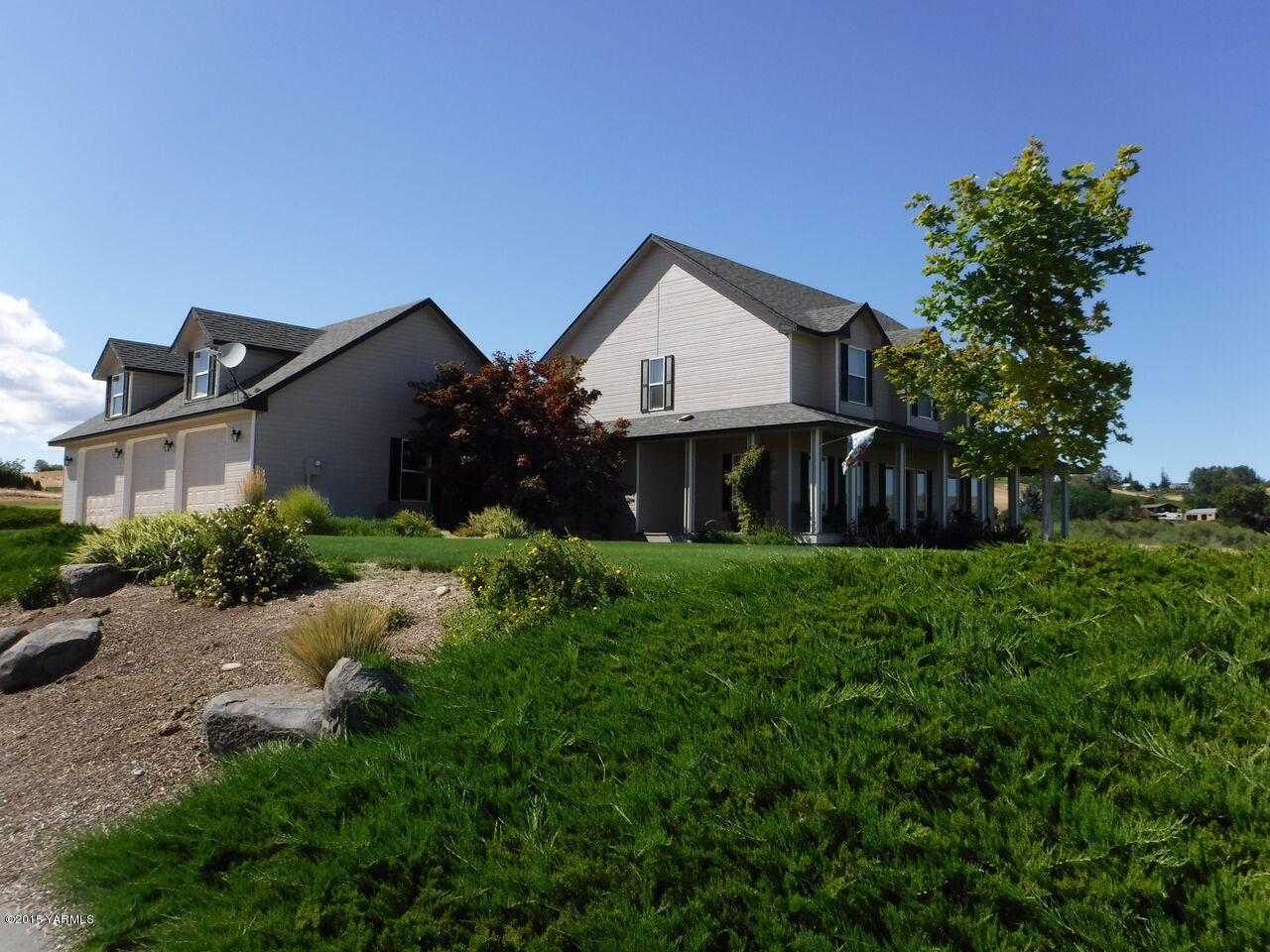11301 Summitview Ext Road Yakima, WA 98908 - Photo 1 of 45 a front view of a house with garden