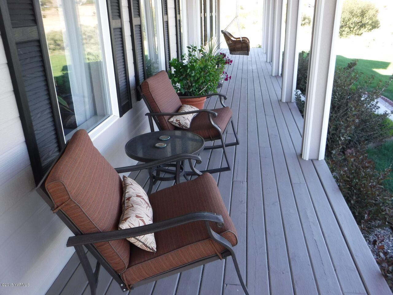 11301 Summitview Ext Road Yakima, WA 98908 - Photo 2 of 45 a view of balcony with furniture and garden