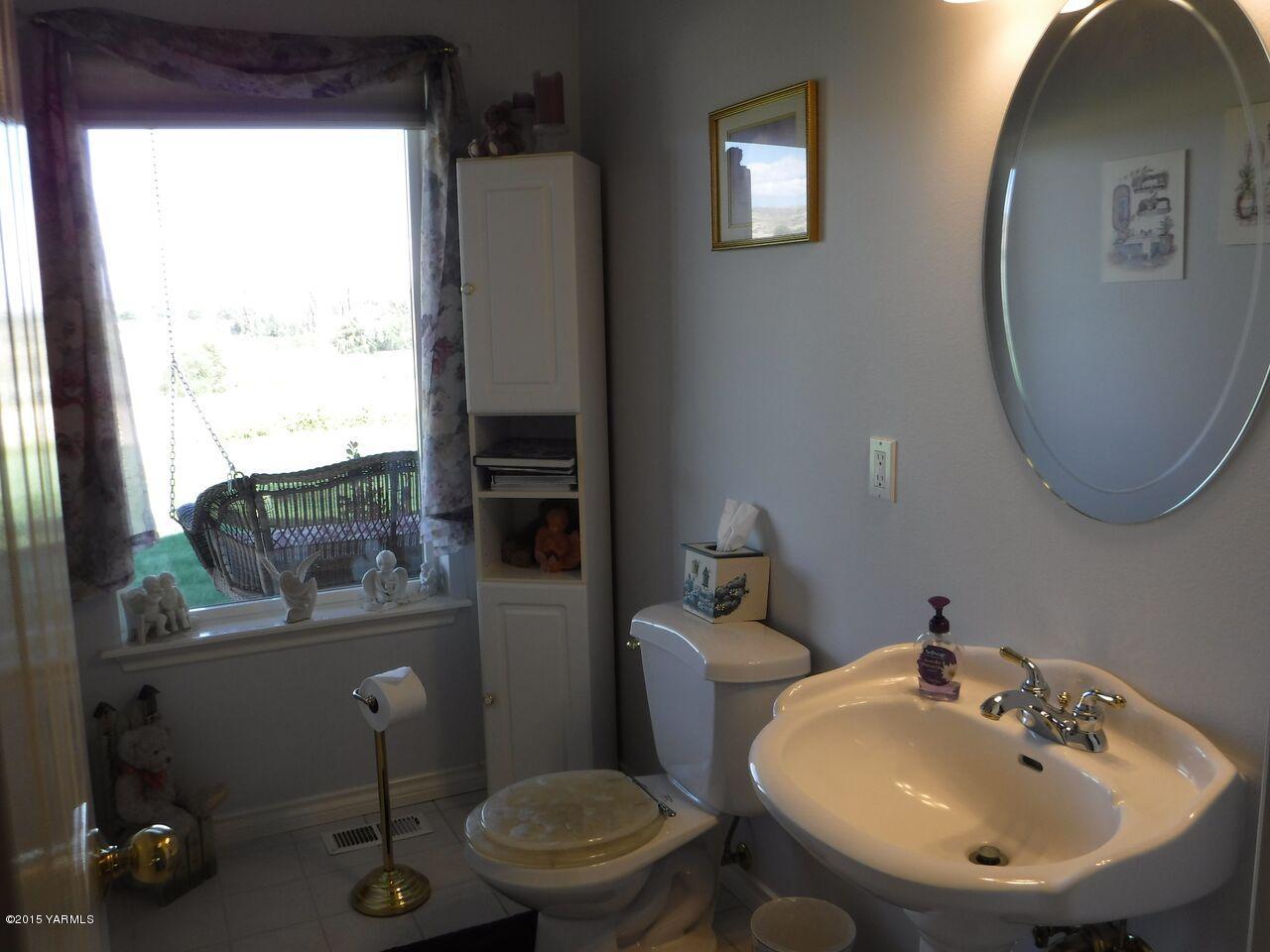 11301 Summitview Ext Road Yakima, WA 98908 - Photo 13 of 45 a bathroom with a sink a toilet and a mirror