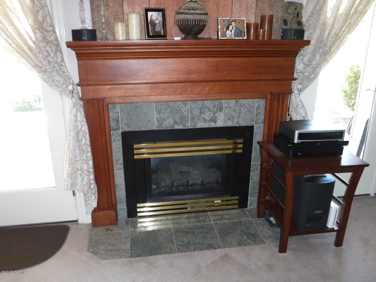 11301 Summitview Ext Road Yakima, WA 98908 - Photo 14 of 45 a living room with a fireplace in it
