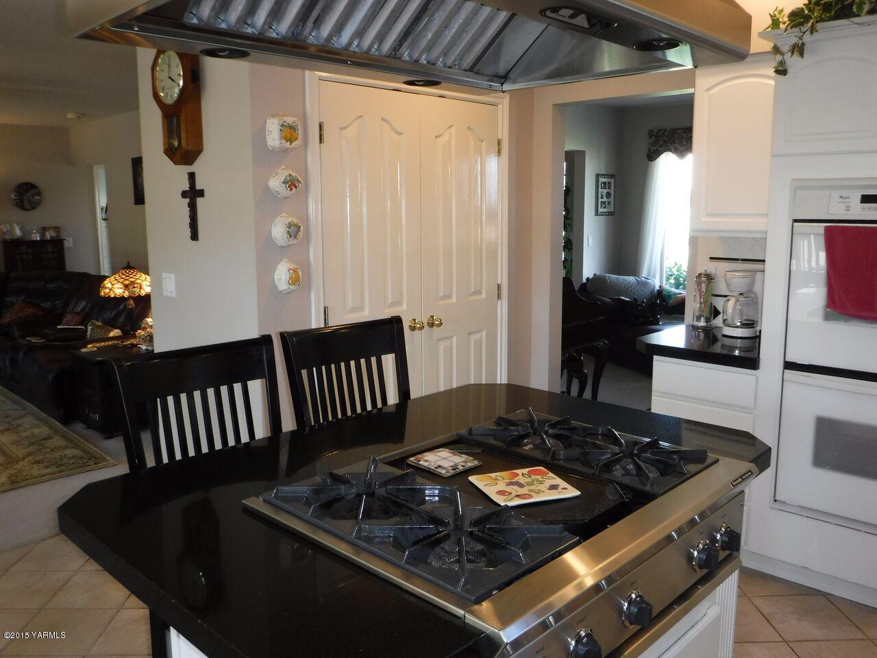 11301 Summitview Ext Road Yakima, WA 98908 - Photo 16 of 45 a kitchen with a stove and a refrigerator