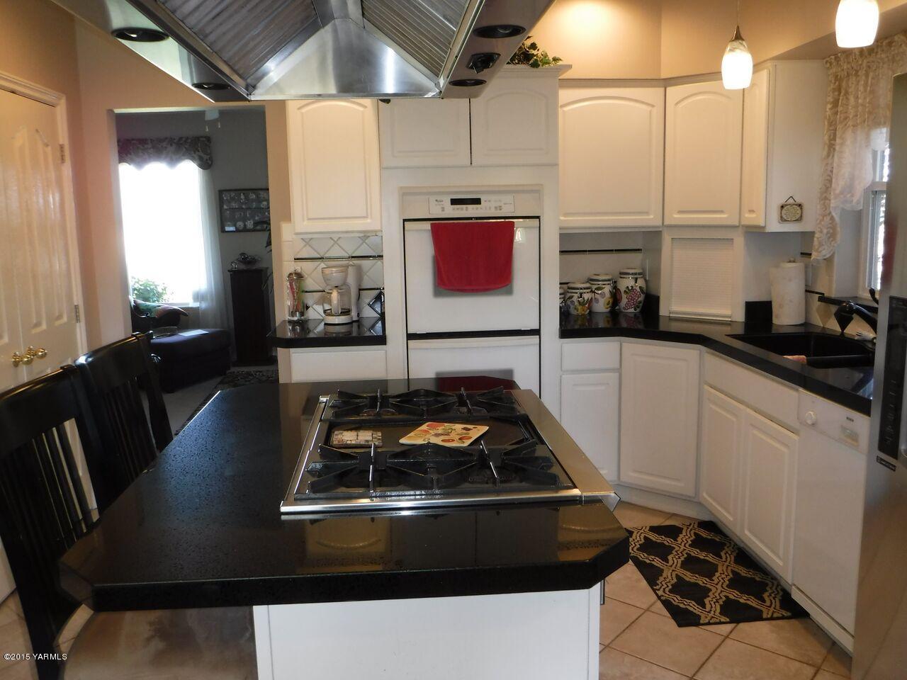 11301 Summitview Ext Road Yakima, WA 98908 - Photo 17 of 45 a kitchen with stainless steel appliances a stove a sink and a refrigerator