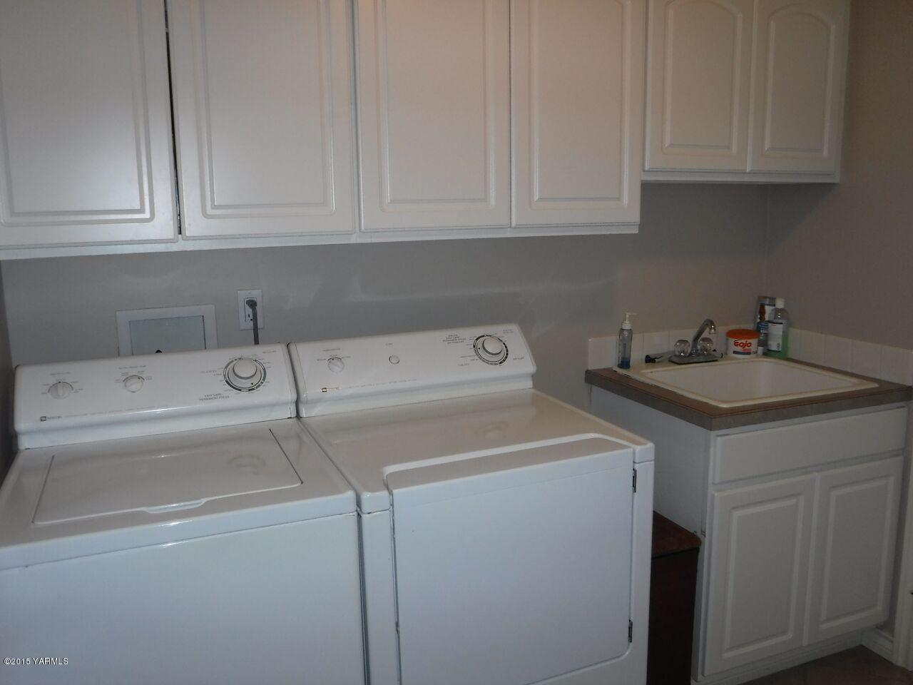 11301 Summitview Ext Road Yakima, WA 98908 - Photo 22 of 45 a utility room with dryer and washer