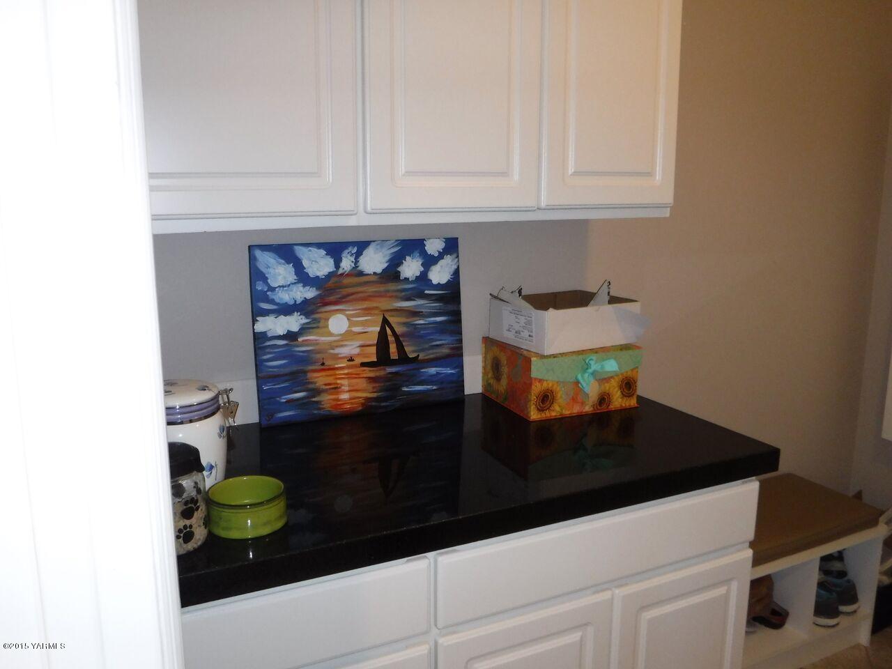 11301 Summitview Ext Road Yakima, WA 98908 - Photo 23 of 45 a utility room with dryer and washer