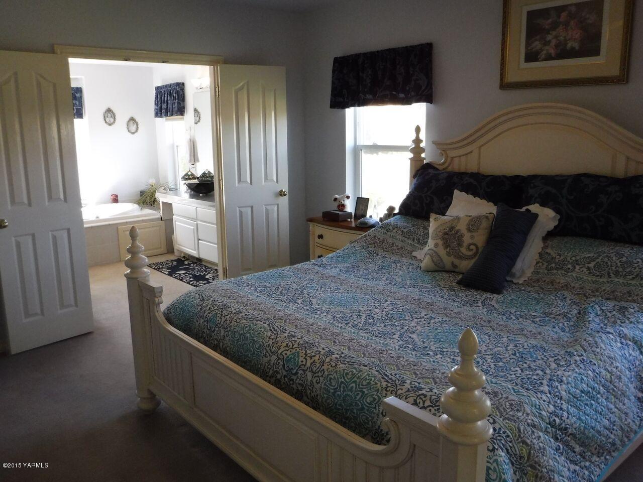 11301 Summitview Ext Road Yakima, WA 98908 - Photo 24 of 45 a bed sitting in a bedroom and mirror