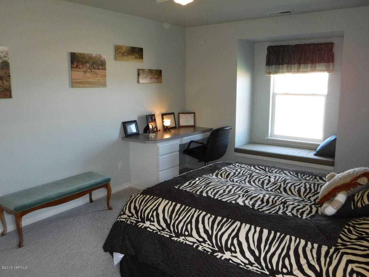 11301 Summitview Ext Road Yakima, WA 98908 - Photo 29 of 45 a bedroom with a bed and window