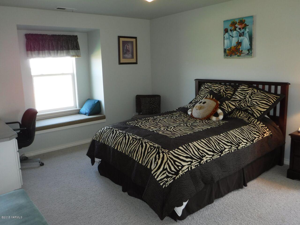 11301 Summitview Ext Road Yakima, WA 98908 - Photo 30 of 45 a bedroom with a bed lamp and a window