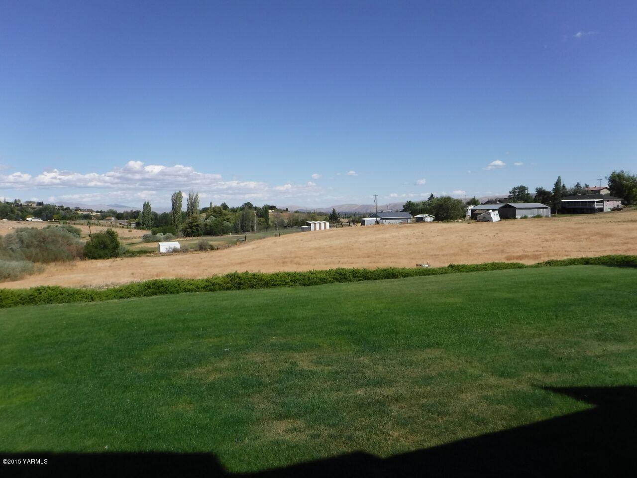 11301 Summitview Ext Road Yakima, WA 98908 - Photo 4 of 45 a view of a lake with houses in the background
