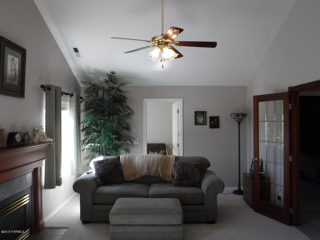 11301 Summitview Ext Road Yakima, WA 98908 - Photo 38 of 45 a living room with furniture a chandelier and a window