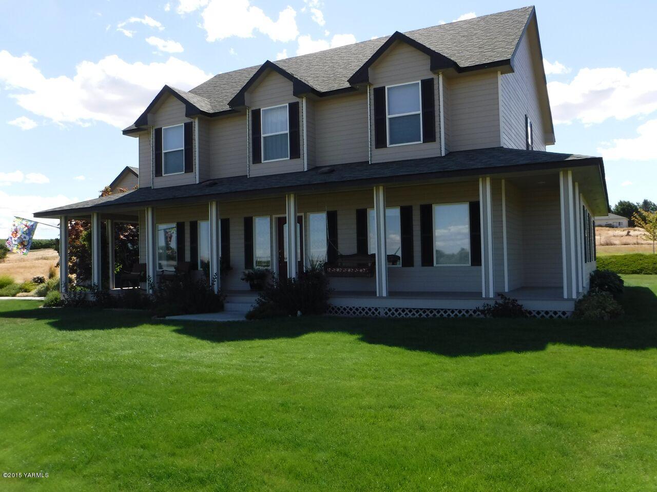 11301 Summitview Ext Road Yakima, WA 98908 - Photo 5 of 45 a view of a yard in front of a house