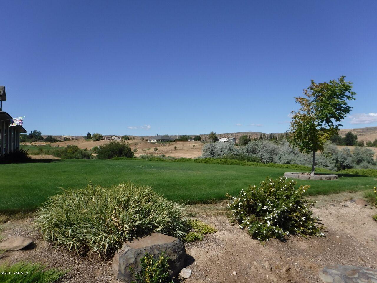 11301 Summitview Ext Road Yakima, WA 98908 - Photo 6 of 45 a view of a grassy field with mountain