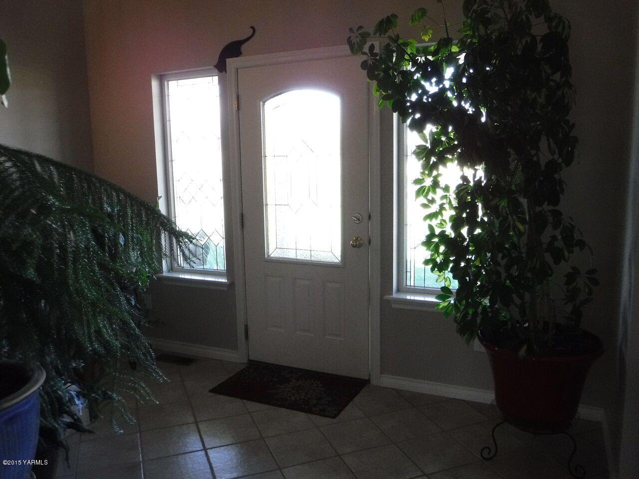 11301 Summitview Ext Road Yakima, WA 98908 - Photo 9 of 45 a view of entryway with flower plant