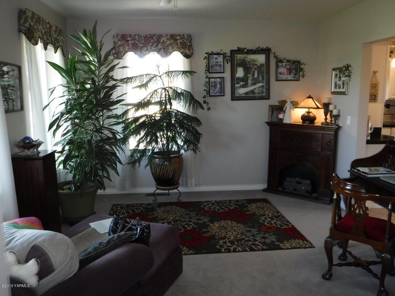 11301 Summitview Ext Road Yakima, WA 98908 - Photo 10 of 45 a living room with furniture and a potted plant