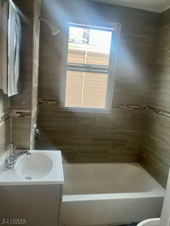 $2,300 | 95 Alexander Street, Newark, NJ 07106